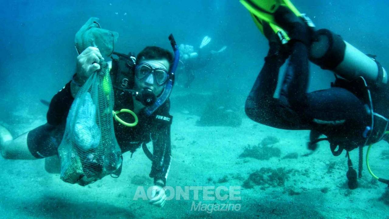 Max Fercondini ajuda a limpar o fundo do mar no arquipélago de Alcatrazes, em Santos, no último episódio do ‘Sobre as Asas'