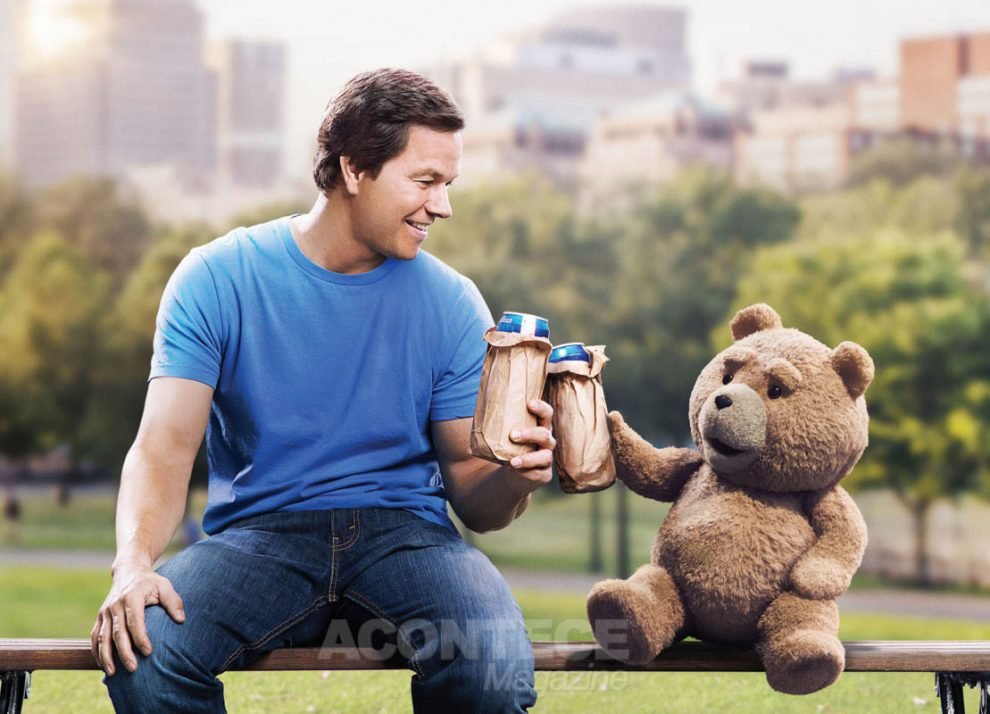 Mark Whalberg e o ursinho Ted bridam a amizade