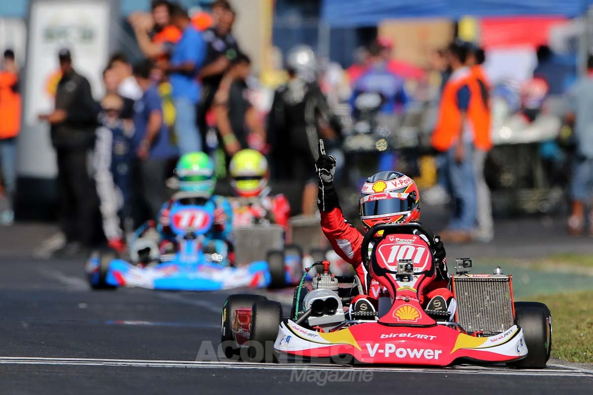 Piloto da Academia Shell Racing comemora vitória na primeira bateria do SKB