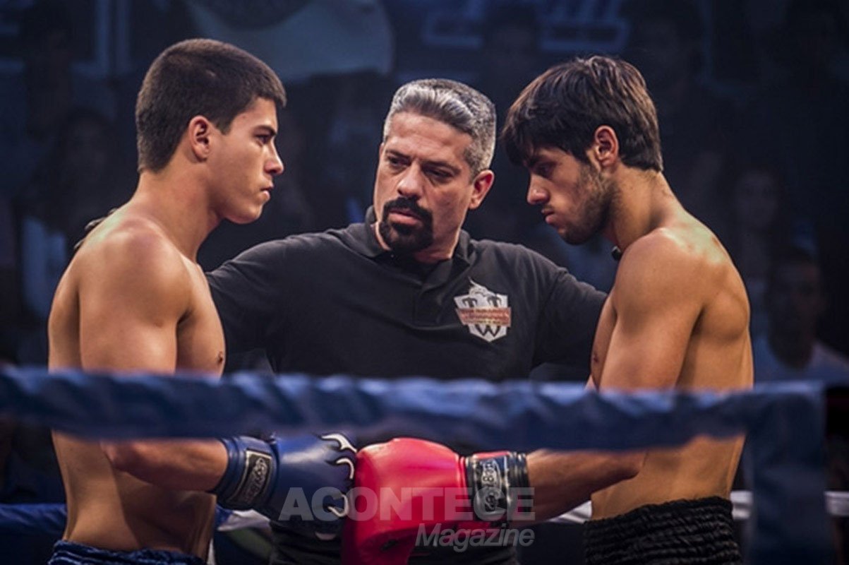 Juiz chama Cobra (Felipe Simas) e Duca (Arthur Aguiar) para o centro do ringue