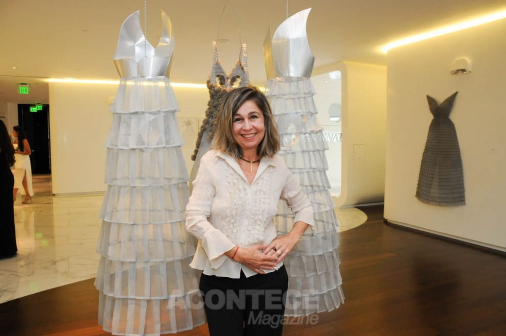 Adriana Carvalho e algumas de suas esculturas