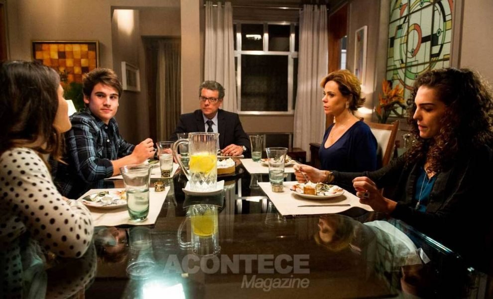 Rodrigo convida Ciça para jantar em casa/ Livia (Giiulia Costa), Rodrigo (Nicolas Prattes), Miguel (Marcelo Airoldi), Ana (Vanessa Gerbelli) e Ciça (Julia Konrad) no jantar.