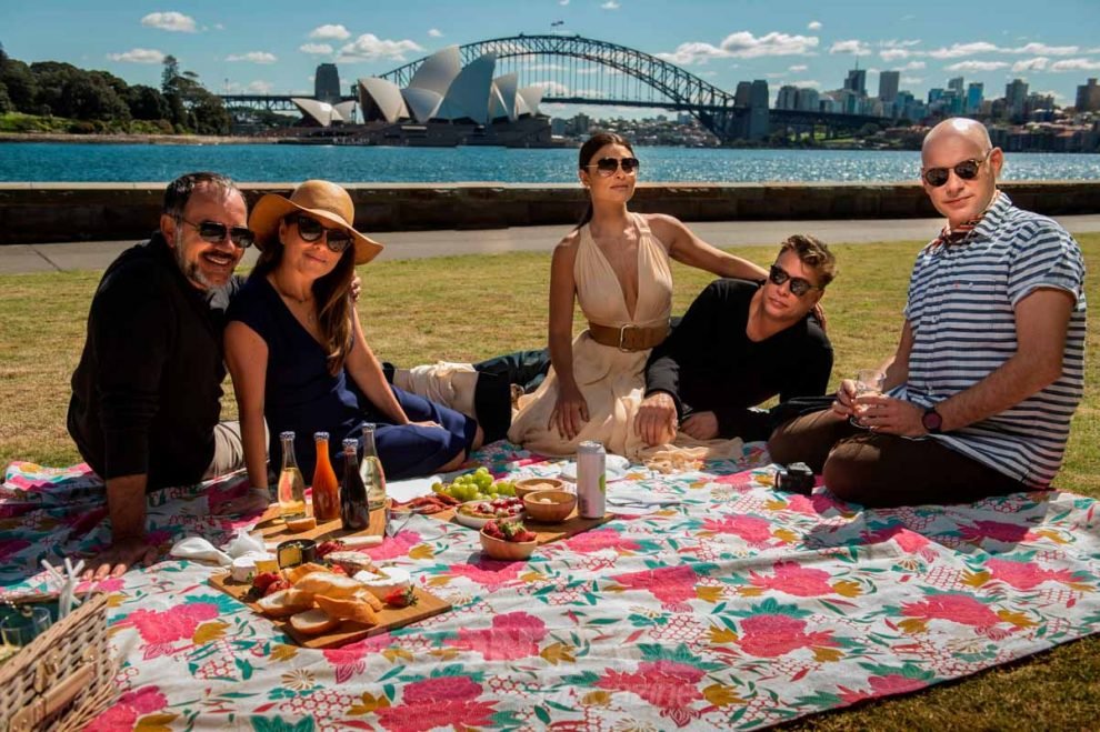 Germano (Humberto Martins), Lili (Vivianne Pasmanter), Carolina (Juliana Paes), Arthur (Fábio Assunção) e Pietro (Marat Descartes) em piquenique no Mrs. Macquarie's Chair, Sydney, Austrália