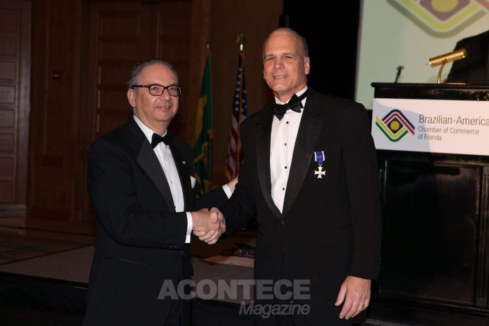 Gary John Spulak recebendo a Ordem de Rio Branco
