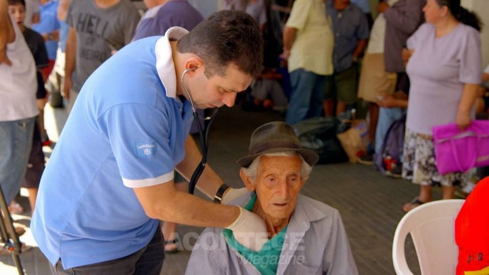 Em Sorocaba, o médico Sandro Dini atende pessoas todos os domingos, a céu aberto, em uma praça.