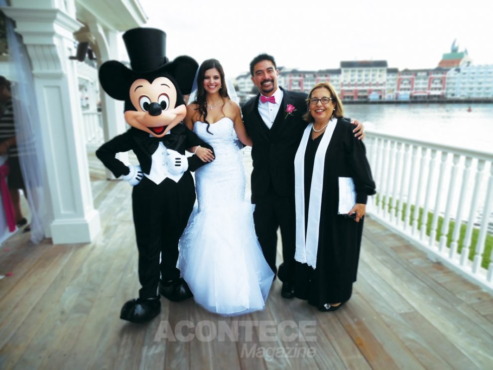 Mickey, Alex e Jennyfer com a paralegal Cecília Luz Johnson no complexo da Disney em Orlando
