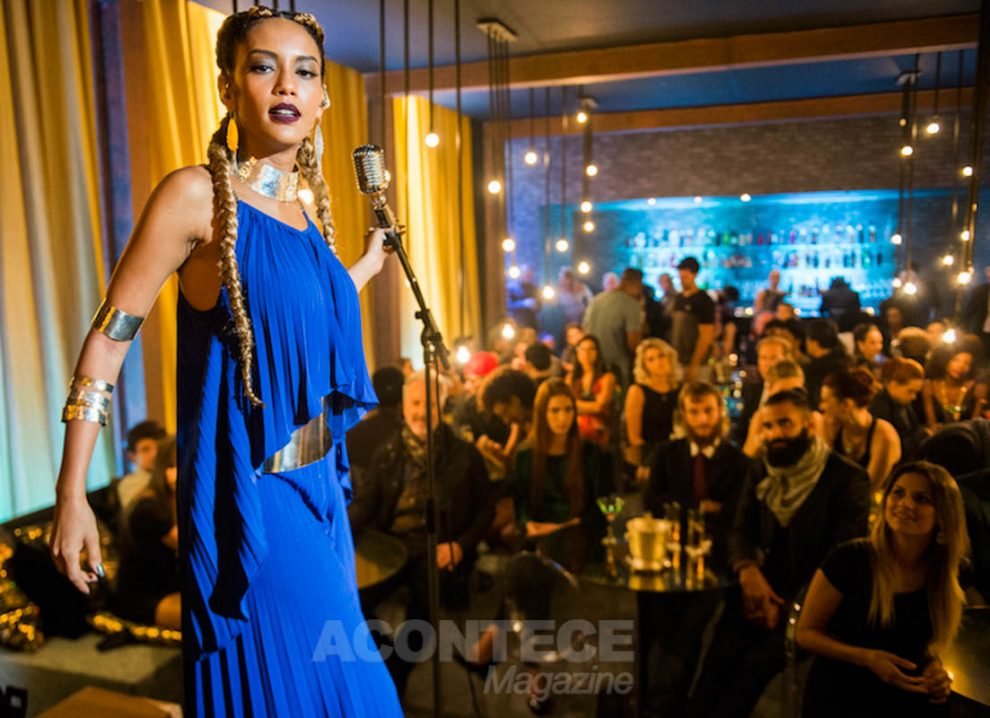 Michele (Taís Araújo) canta em uma boate em NY