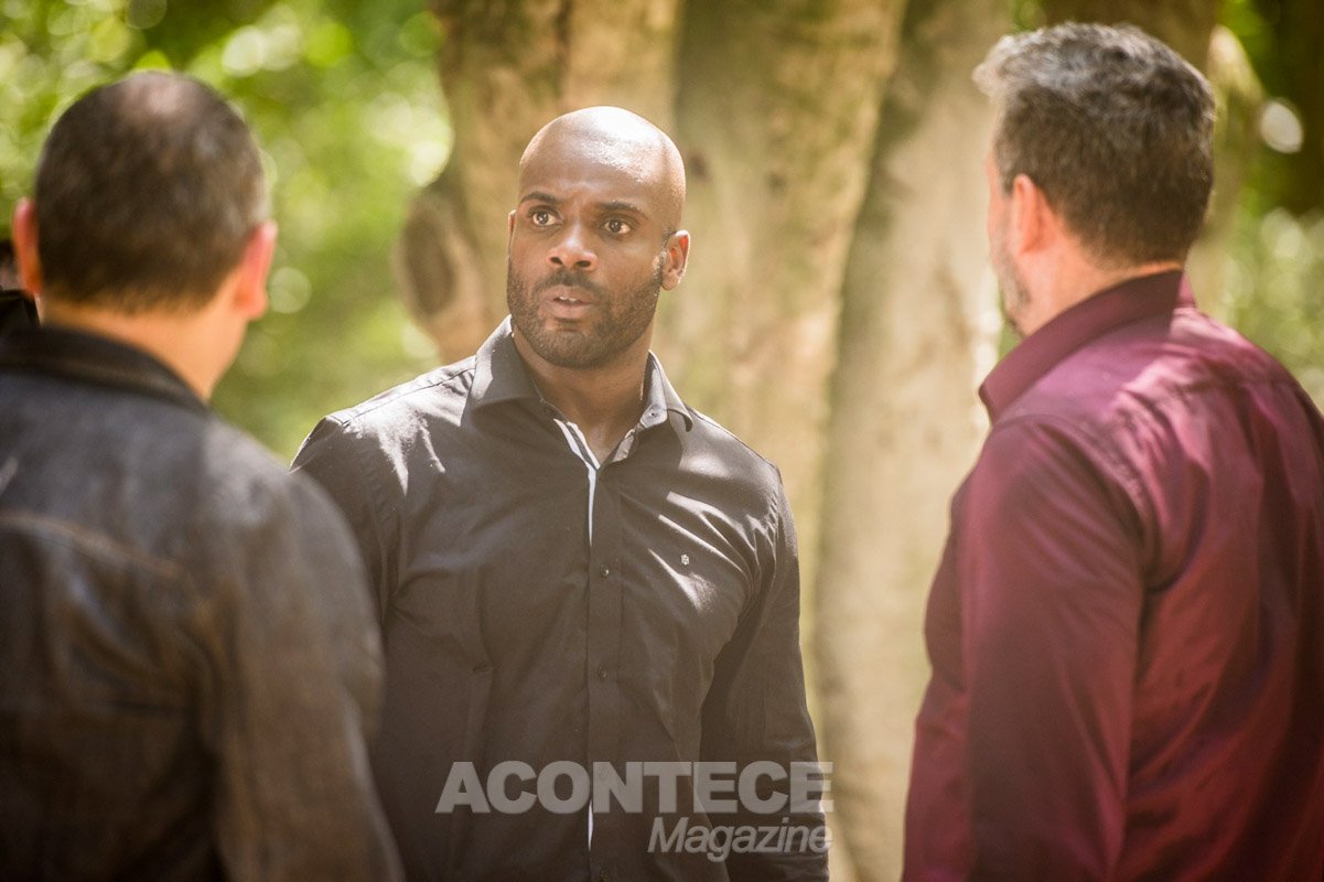 Louzada (Marcelo Airoldi) chega com outros policiais e anuncia a prisão de João Amaro (Rafael Zulu)