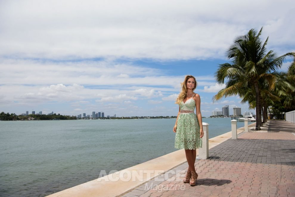 Carol Klepacz curtindo o lindo visual de Miami (Vestido Iorane e sapato Schutz)