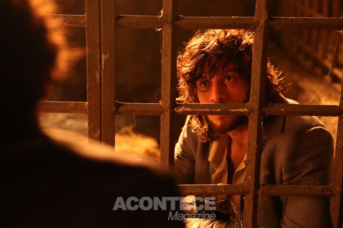 Joaquim (Chay Suede) preso