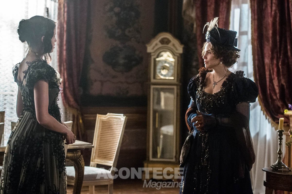 Domitila (Agatha Moreira) surpresa com a presença de Leopoldina (Letícia Colin)