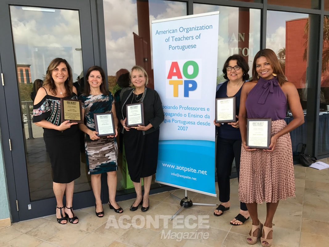 As professoras Beatriz Cariello, Adriane Silva, Carmen Spangenberg, Leila da Costa e Anete Arslanian receberam uma homenagem por seu papel fundamental na fundação da AOTP 