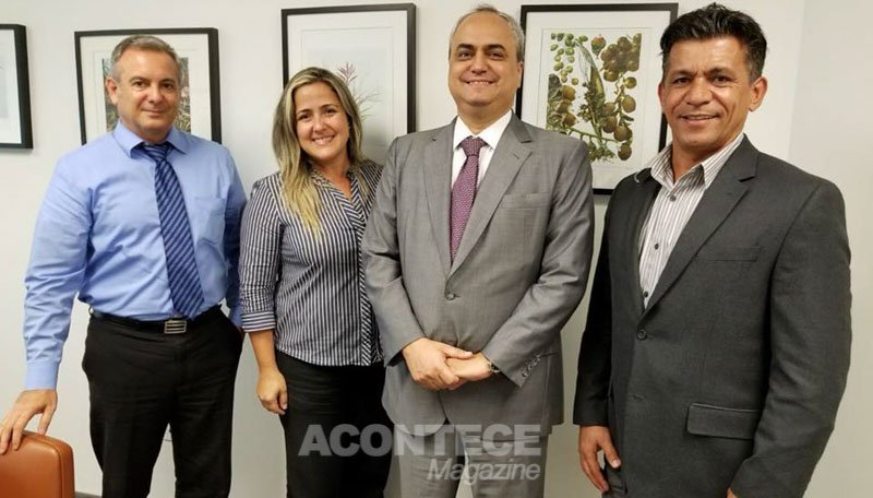 Paulo Paiani, do SECOM, Patrícia Machado, do CCB, o Cônsul-Adjunto Rodrigo da Costa Fonseca e Urbano Santos, presidente do Centro Comunitário Brasileiro