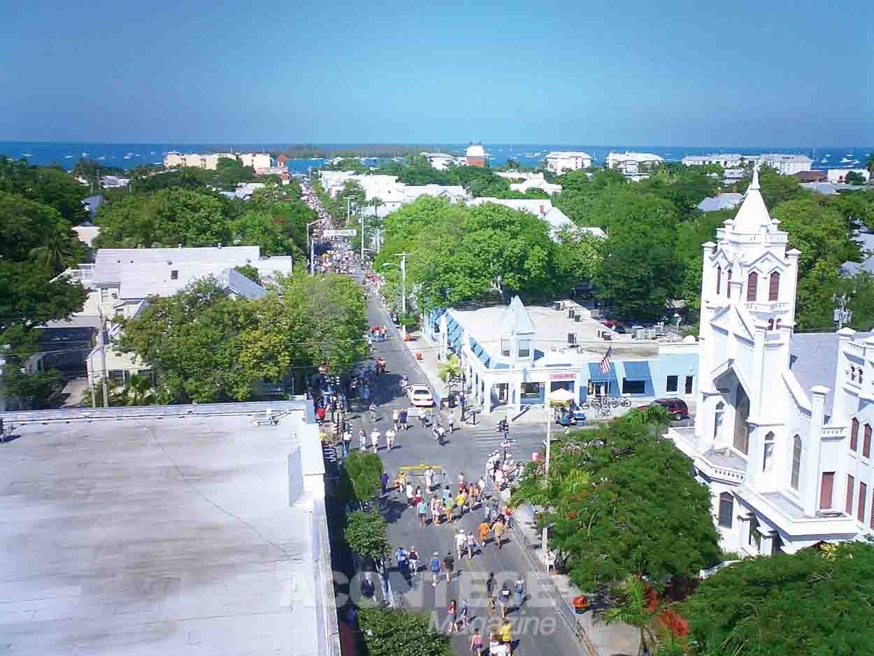 Duval Street em Key West  revela o trabalho de artistas  e é mais uma opção de entretenimento na ilha