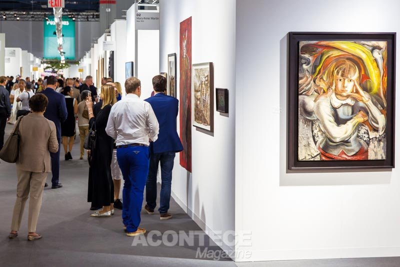 Milhares de pessoas visitam as feiras de arte para apreciação e compra