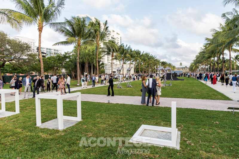 Esculturas e visitantes se misturam durrante o Art Basel Miami Beach 2016 