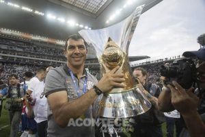 Fábio Carille levanta o troféu de campeão brasileiro