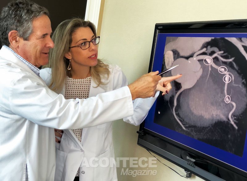 Dr. Arthur Agatston e Dra. Cindy Shaffer analisando o Escore de cálcio das placas ateroscleroóicas presentes nas artérias coronárias de um paciente