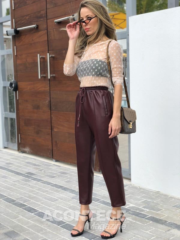 Blusa Insp, calça couro Betelgeuse, bolsa Louis Vuitton e sandália Prada