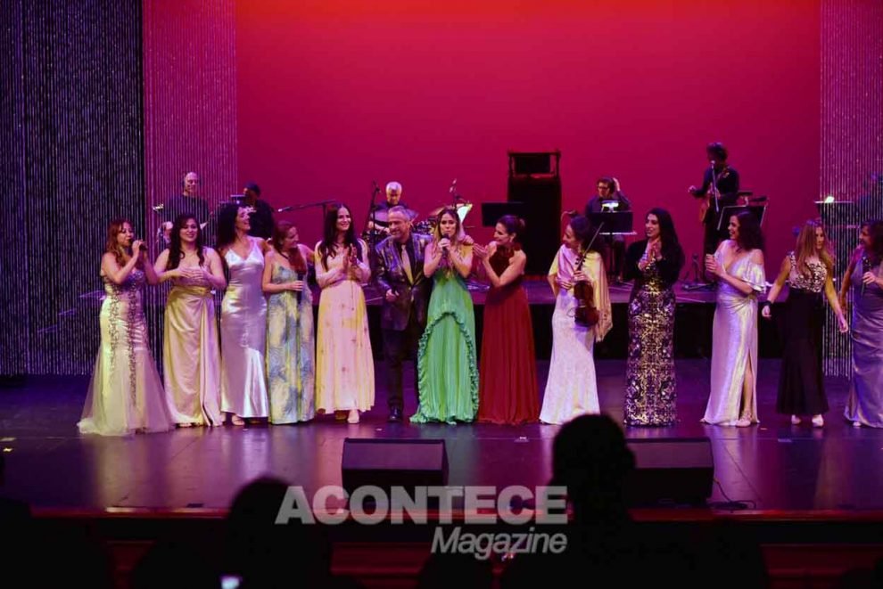 Carlos Borges ao lado de Luíza Brunet, Fernanda Pontes, Fátima Bernardes e as cantoras que cantaram Bossa Nova.