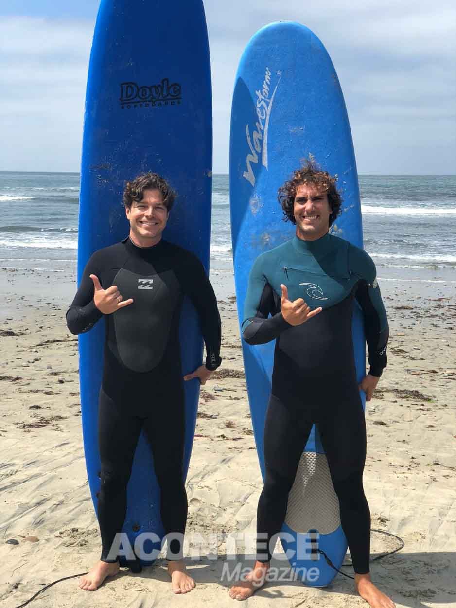 Erik Marmo confere os points de surf de San Diego com o surfista carioca Fernando Wanderley