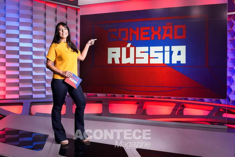 Estúdio do ‘Conexão Rússia’ e a apresentadora Fabíola Andrade