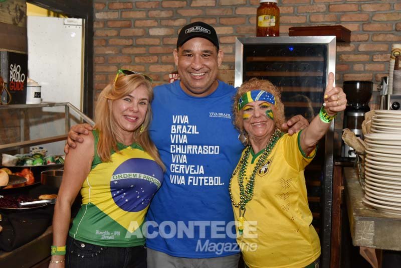 Os brasileiros compareceram no VivaBrasil para torcer e vibrar