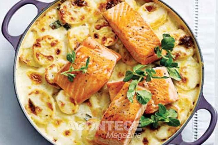 Combinação perfeita do salmão fresco com batatas e couve-flor