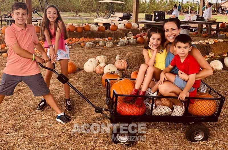 Fernanda Pontes com os filhos Matheus e Malu, e os amigos Victor Carrera e Sofia Pereira