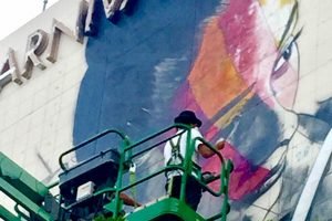 Kobra começa a pintar a torre do Carnival Theater em Miami