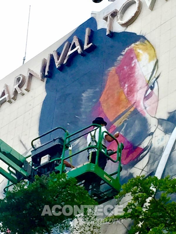 Kobra começa a pintar a torre do Carnival Theater em Miami
