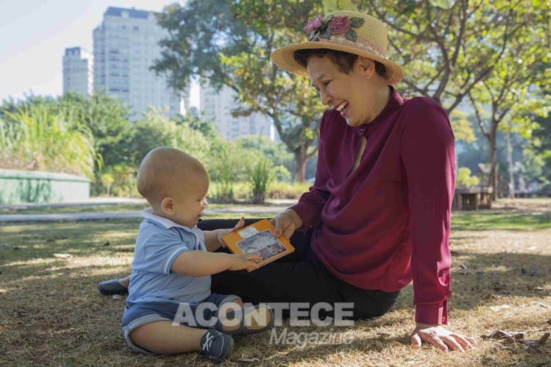 Ermelinda A. Paz está lançando os CDs "Cantando e brincando com Vovó Linda Vol.1 e vol.2”