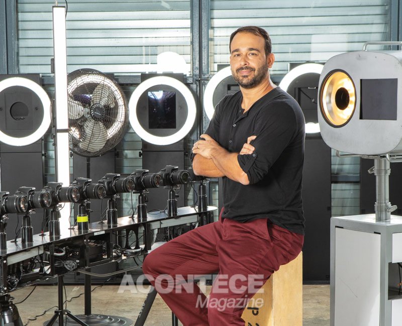 Carlos Pacheco, cofundador e CEO do Capture Pod Studios, em seu estúdio