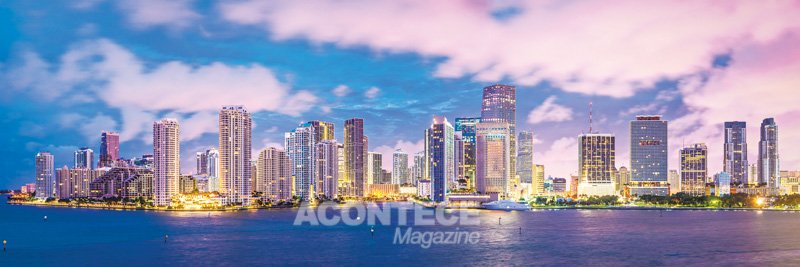 Vista aérea de Downtown Miami, Flórida, que devido à grande mudança na sua linha do horizonte nos últimos 20 anos, a cidade foi batizada de “Magic City”