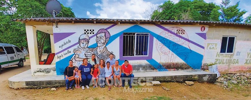 Bianca, com a família  Echeverría e representantes da  fundação FunMart, na frente  da casa onde se fez um mural, parte do projeto Art for HD