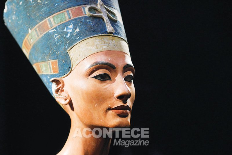 O busto de Nefertiti da coleção Ägyptisches Museum Berlin, atualmente no Museu Neues