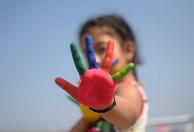 mão aberta e colorida de criança
