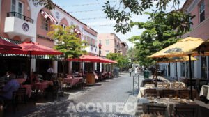 As opções de restaurantes são inúmeras em várias cidades Americanas. - Foto: Espanola Way em South Beach/GMCVB